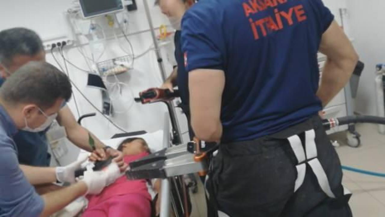 Küçük çocuk eline saplanan demirle hastaneye kaldırıldı