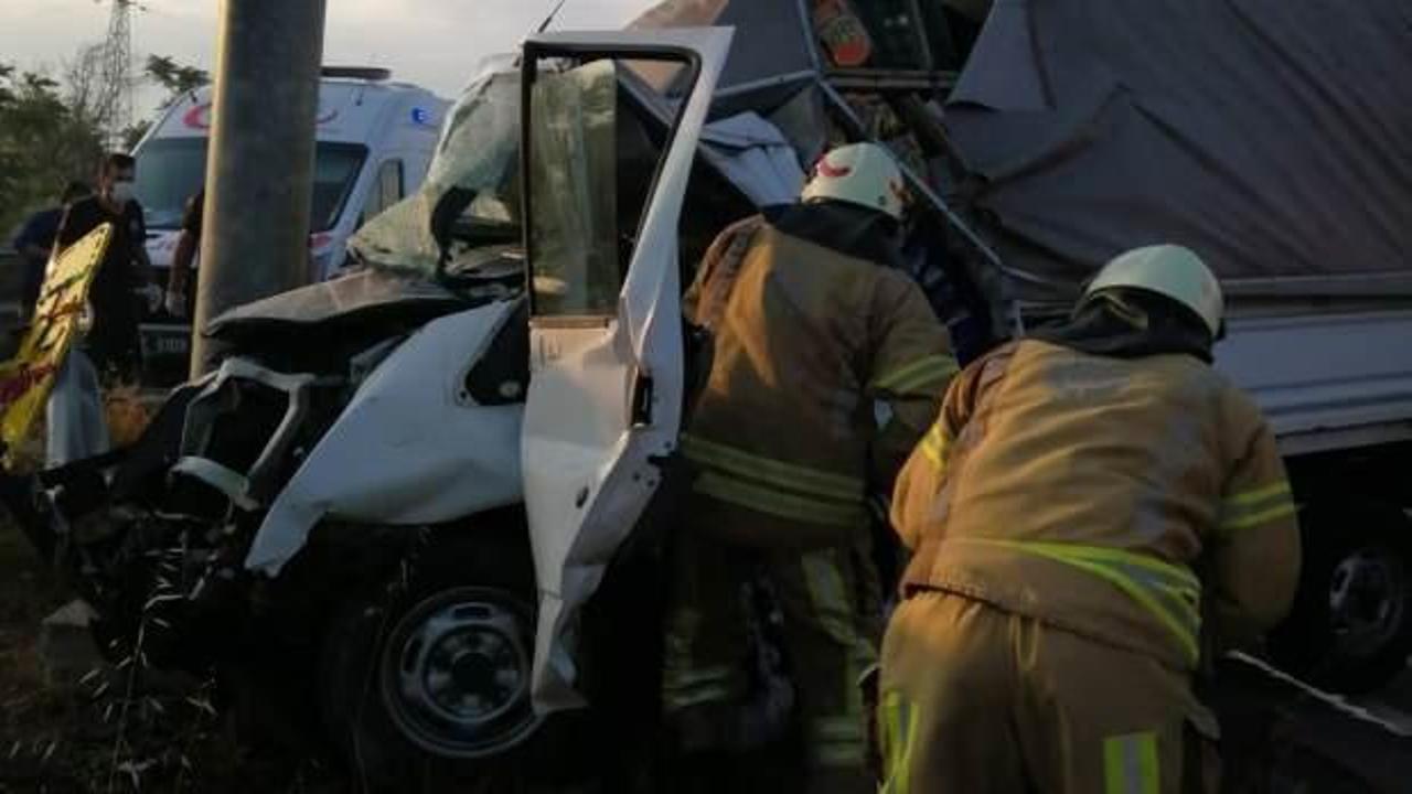 Silivri'de direğe çarpan meyve yüklü kamyonetin sürücüsü öldü