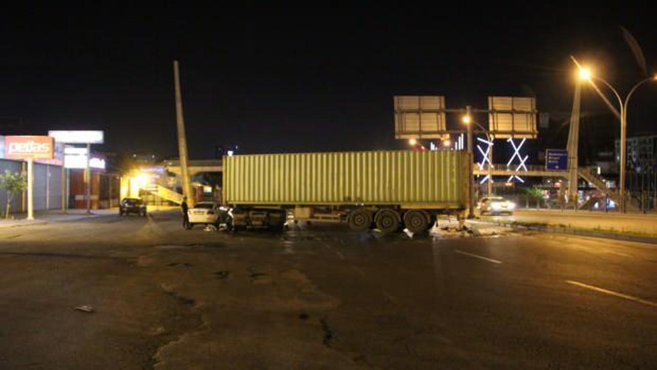 Tır şof&ouml;r&uuml; seyir halindeyken uyudu, ortalığı birbirine kattı