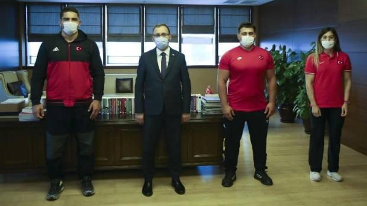 Milli güreşçilerden Bakan Kasapoğlu'na ziyaret