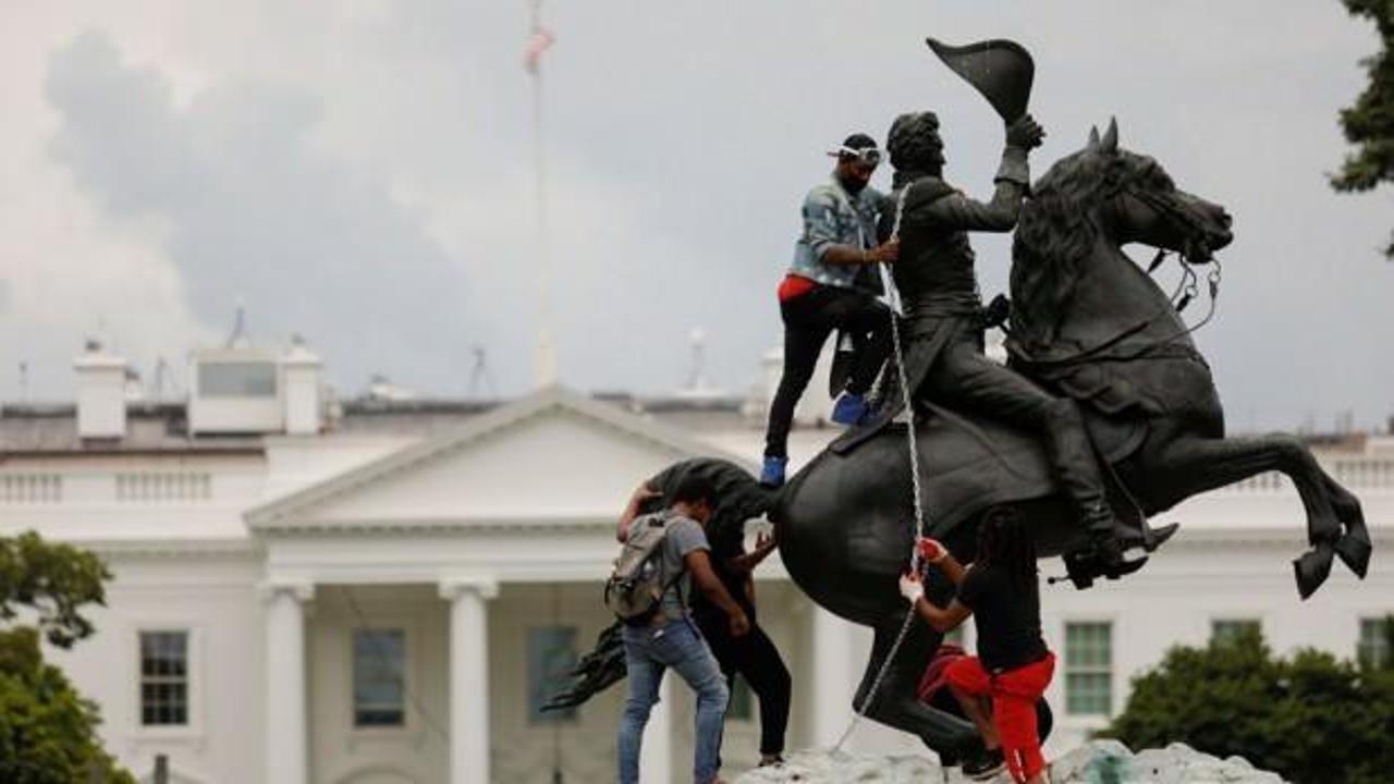 Beyaz Saray önündeki heykeli yıkmak isteyen göstericilere sert müdahale
