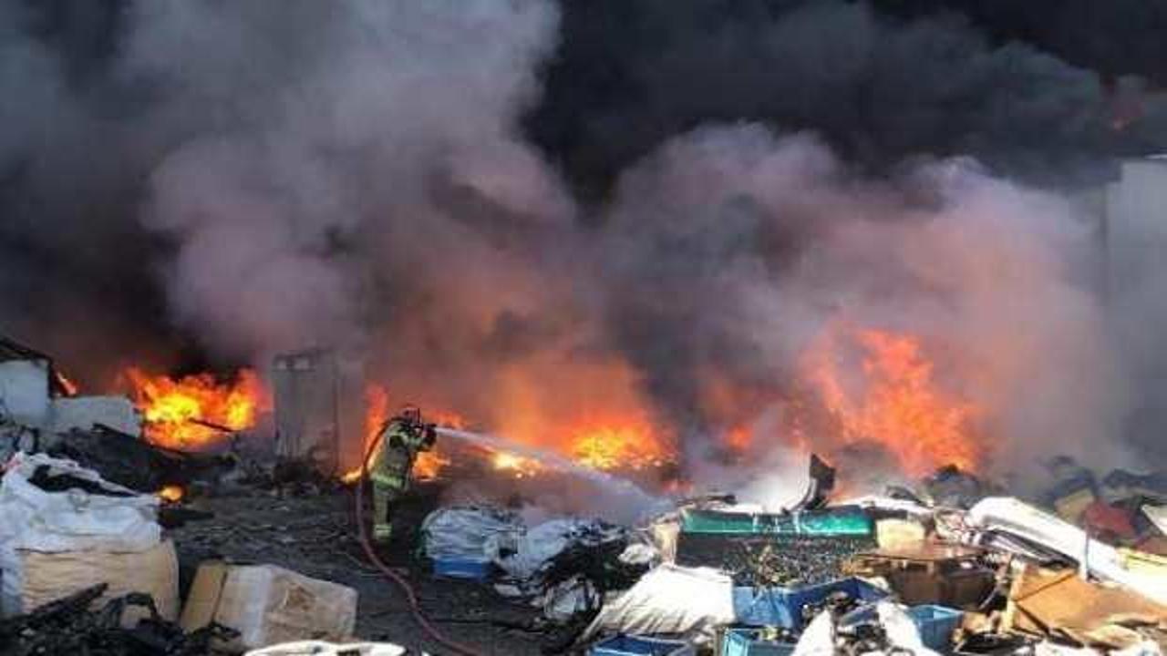 Bursa'da geri dönüşüm tesisinde yangın: 10 kişi dumandan etkilendi
