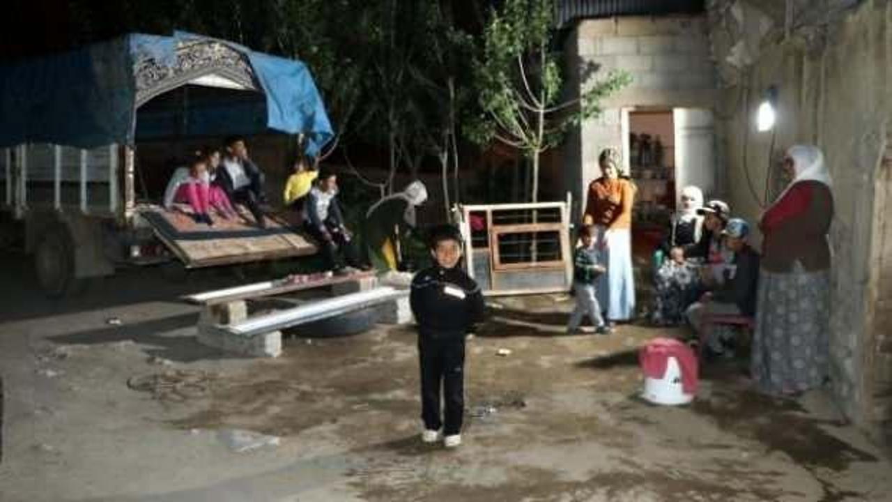 Deprem sırasında kilitlenen kapıyı kırarak çocukları kurtardı