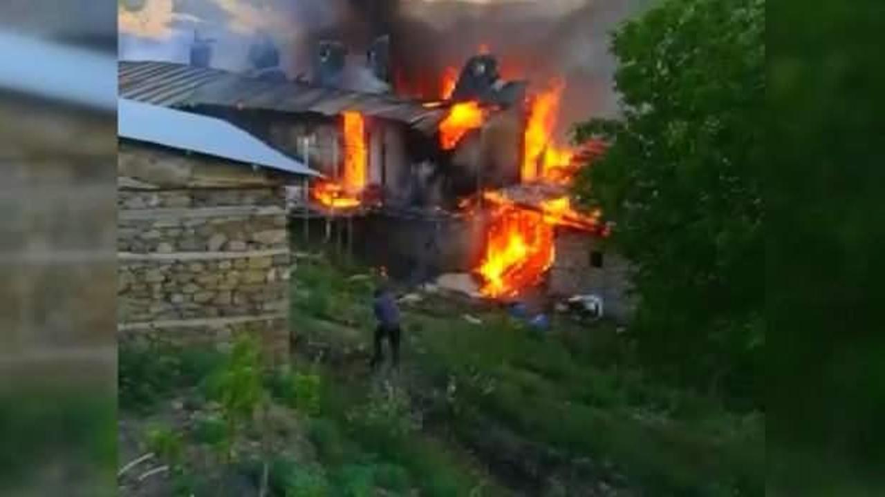 Erzincan'daki büyük çaplı yangın 5 ev, 5 ahır ve samanlıkları kül etti