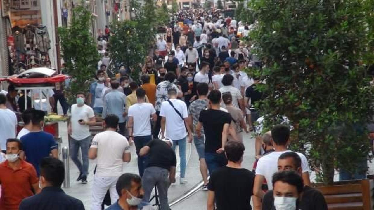 İstiklal Caddesi'nde hafta sonu yoğunluğu