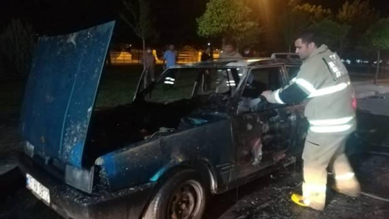İzmir’de park halindeki araç yanarak küle döndü