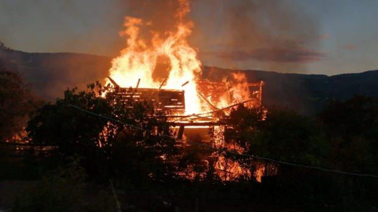 Kastamonu'da iki katlı ahşap ev yandı