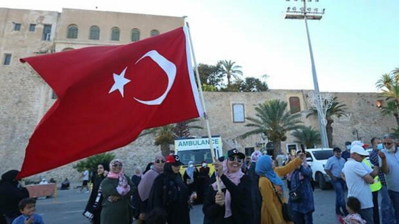 Libyalılardan Sisi'ye Türk bayrağıyla cevap: Türk halkına ve hükümetine teşekkür ediyoruz