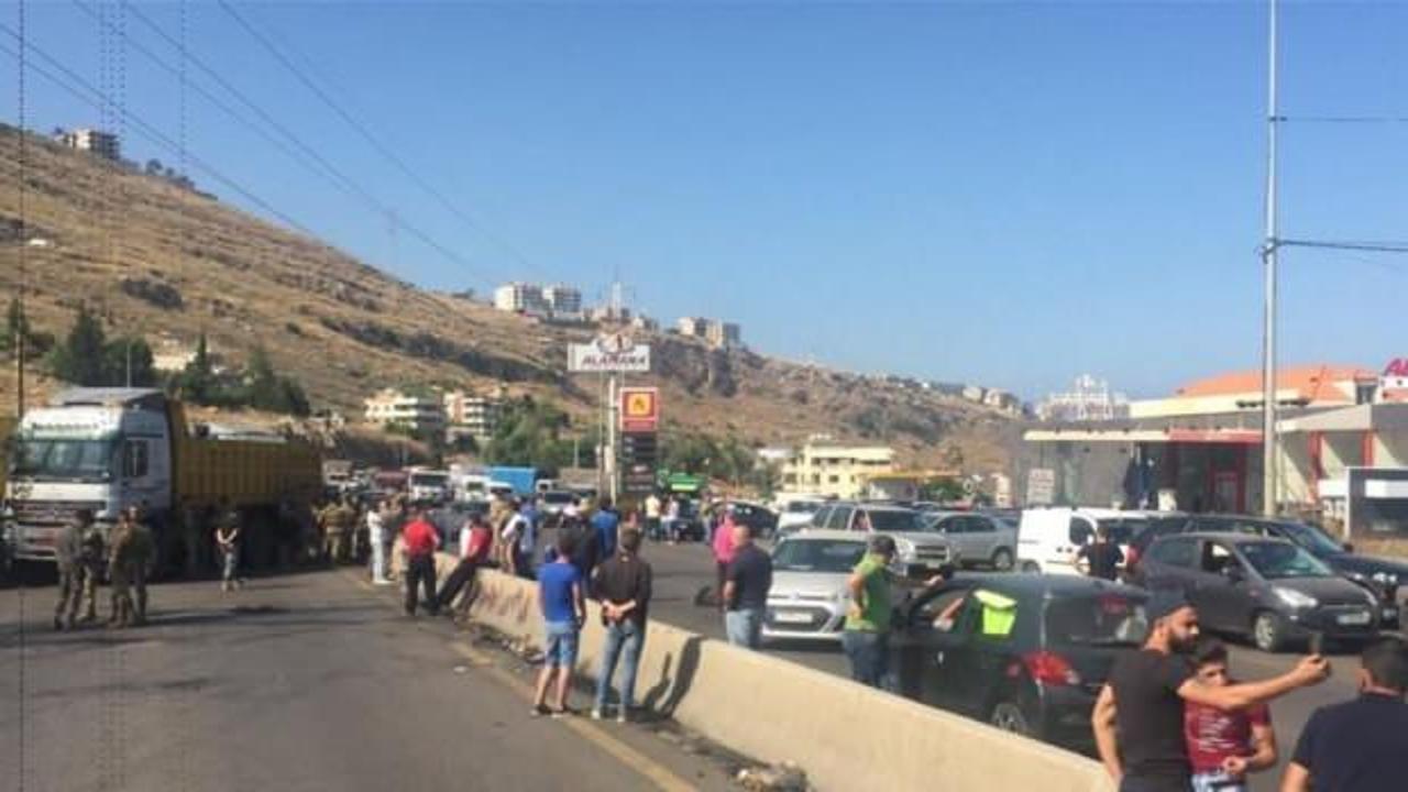 Lübnan ordusu, protestocuların kapattığı yolları yeniden açtı