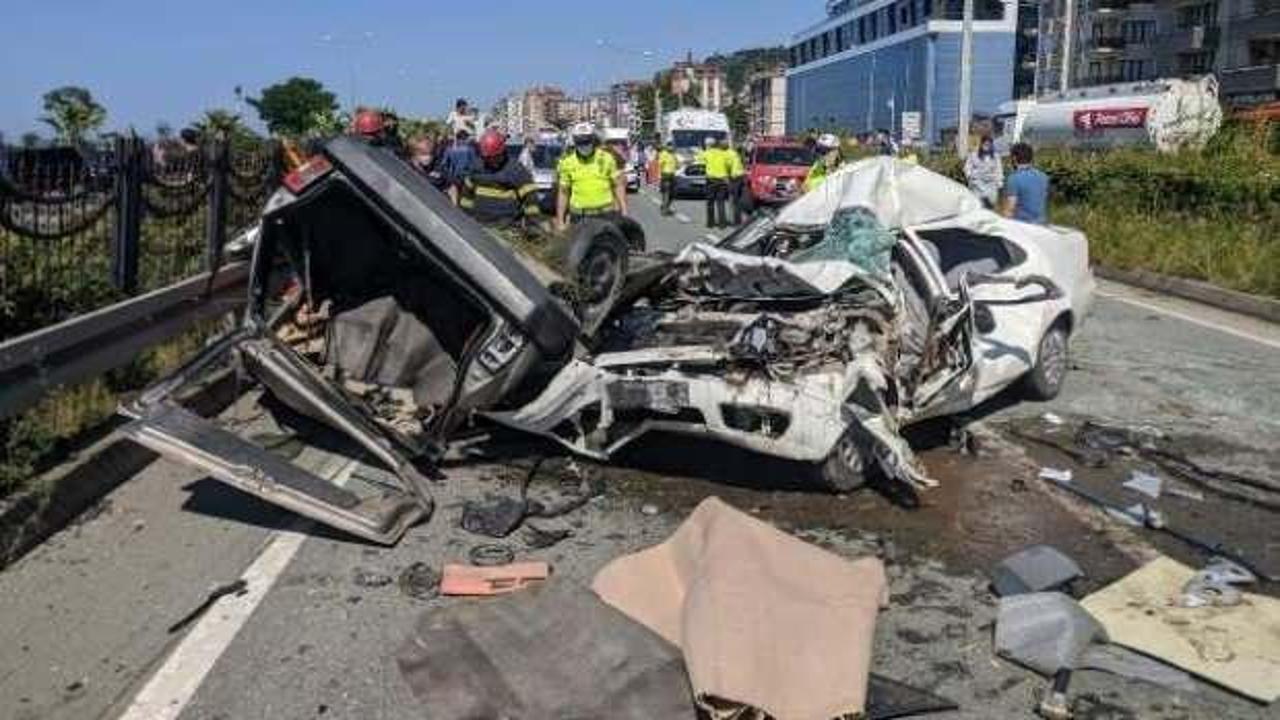 Rize'de iki otomobil çarpıştı: Baba-oğul öldü, 1 ağır yaralı