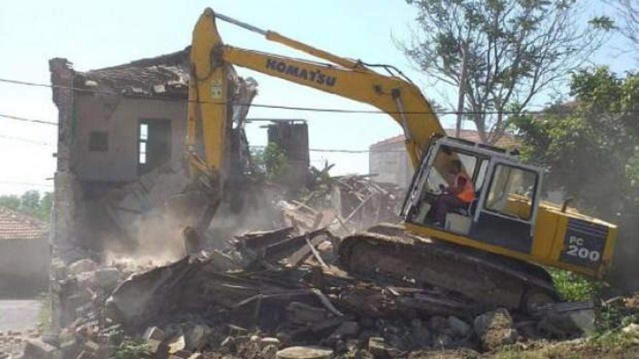 Silivri'de tehlike saçan metruk yapılar yıkıldı