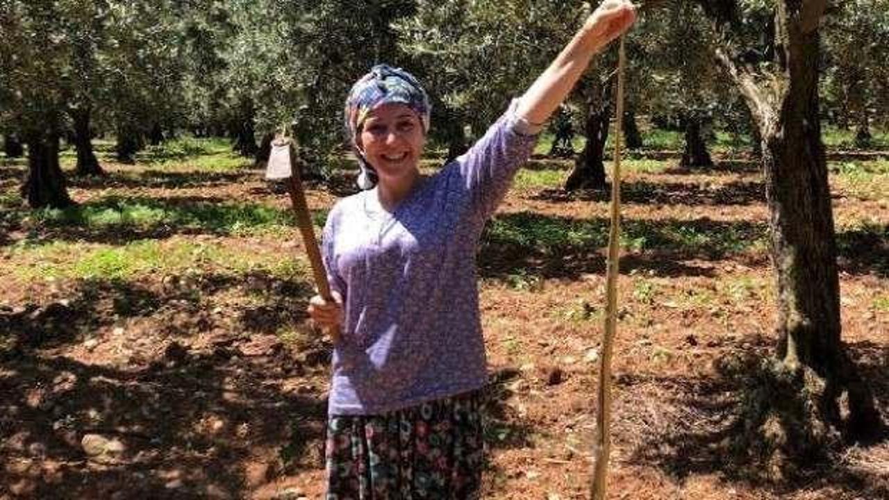 Kadın çiftçi 2 metrelik yılanla poz verdi!
