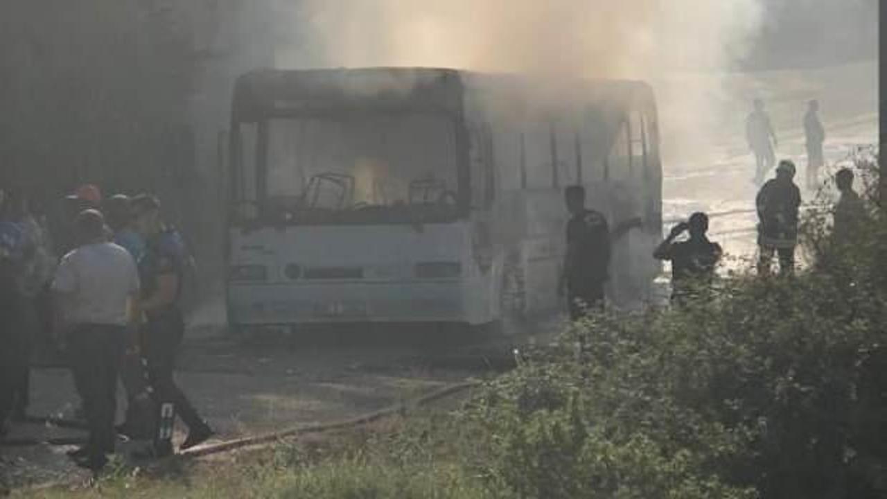 Alanya’da park halindeki otobüs yandı