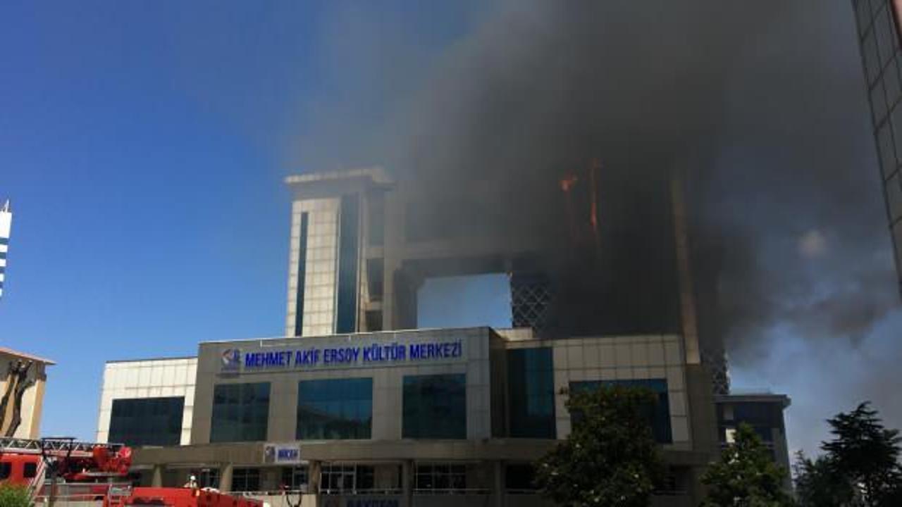 Bayrampaşa'da k&uuml;lt&uuml;r merkezinde yangın