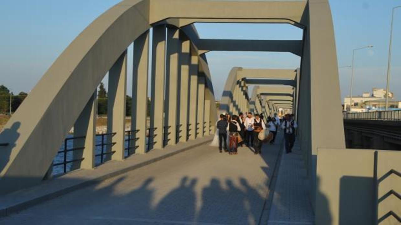 Bu k&ouml;pr&uuml;den ge&ccedil;meden d&uuml;ğ&uuml;n salonuna gitmiyorlar