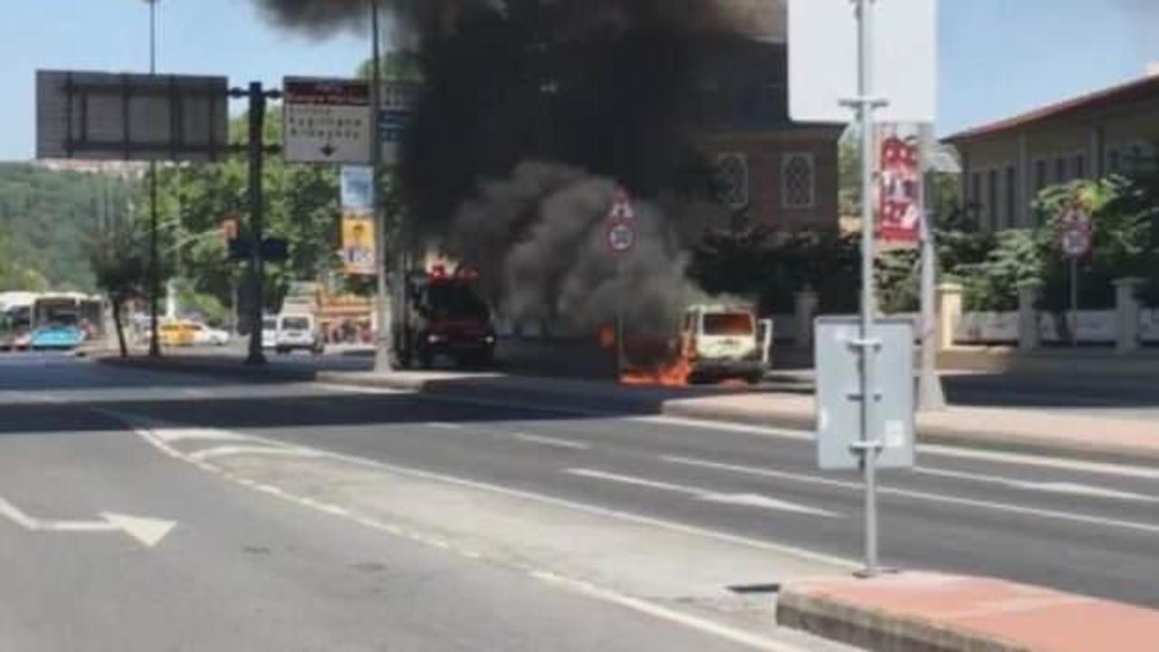 İstanbul'da hareketli dakikalar: Araç yandı, yol trafiğe kapatıldı