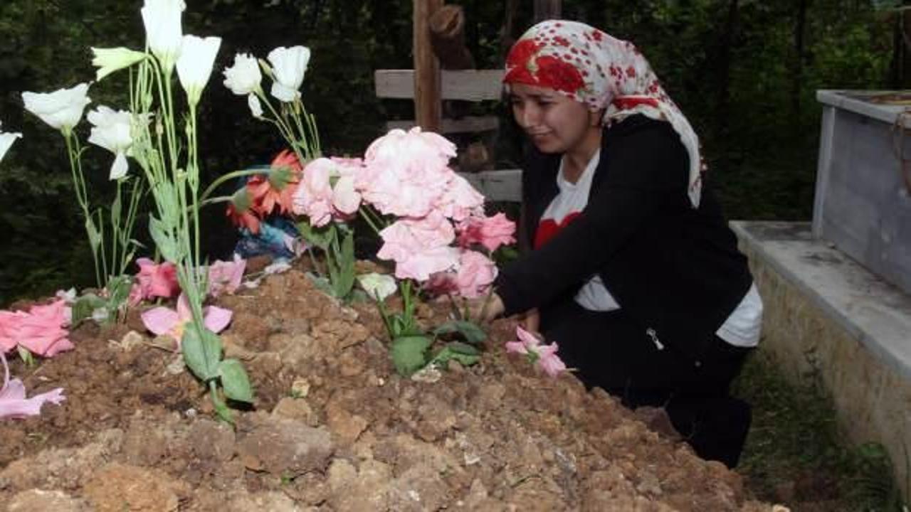 Yok b&ouml;yle acı! Kızının mezarı başında her g&uuml;n g&ouml;zyaşı d&ouml;k&uuml;yor