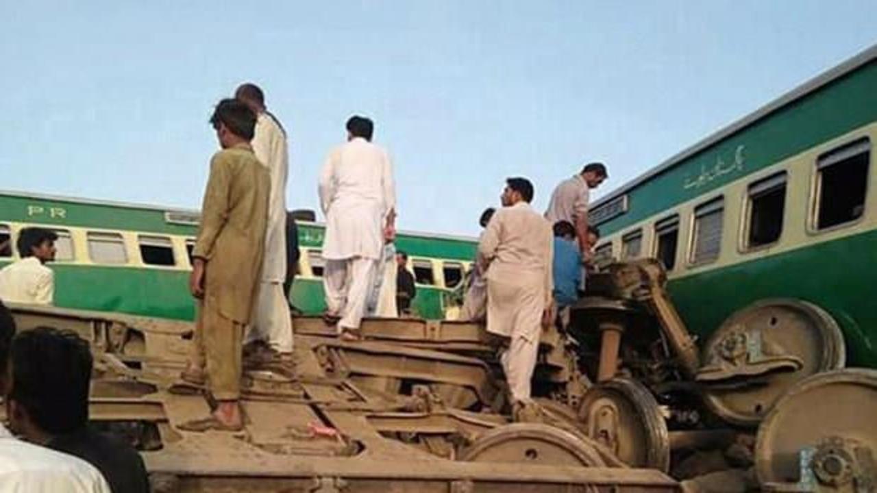 Pakistan'da tren, yolcu otobüsüne çarptı: 19 ölü