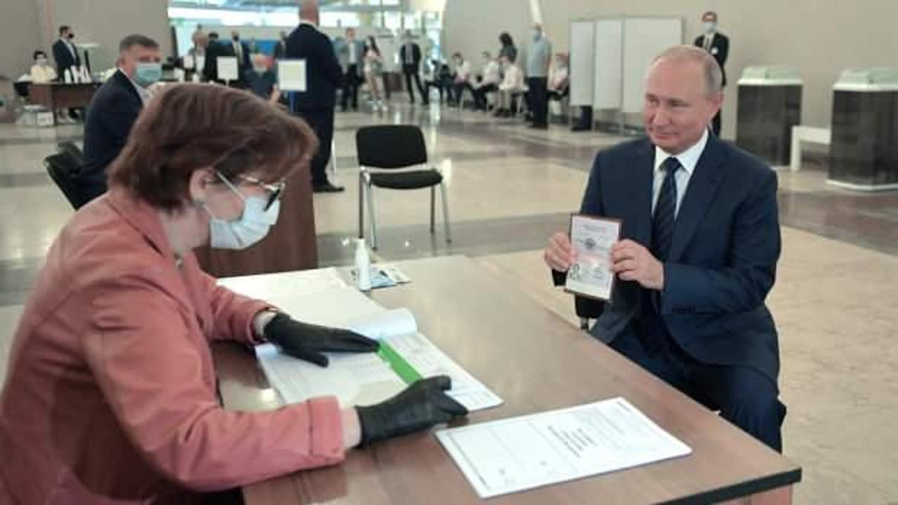 Referandum için sandık başına giden Putin'den dikkat çeken poz