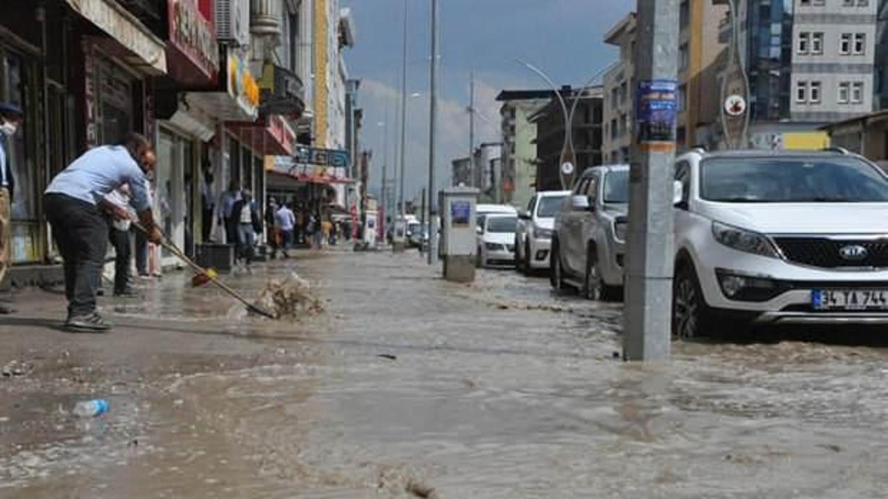 Yüksekova'da aniden bastıran yağmur caddeleri göle çevirdi