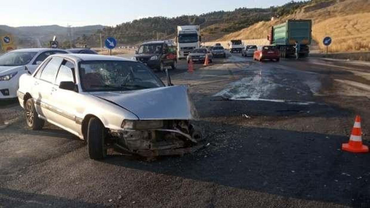 Balıkesir'de iki otomobil çarpıştı: 5 yaralı
