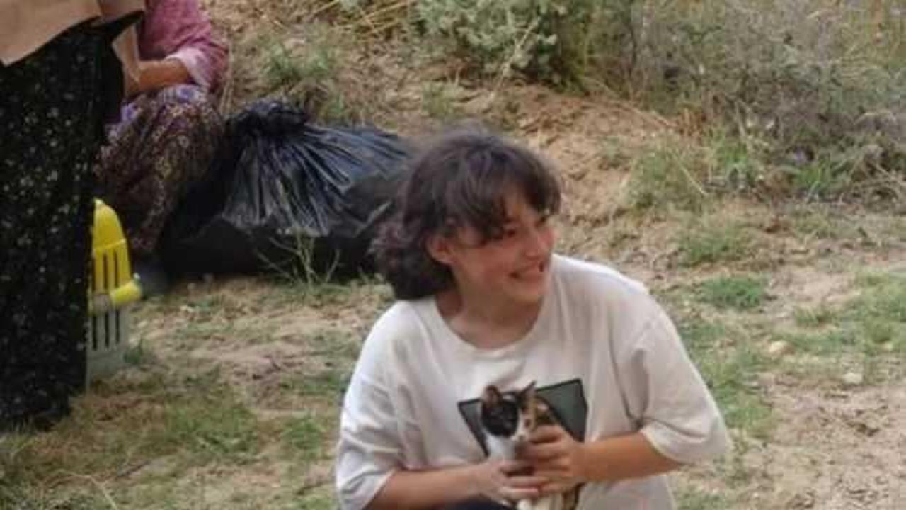 Boşaltılan k&ouml;yden kahreden g&ouml;r&uuml;nt&uuml;! Kedisine sarılıp b&ouml;yle ağladı