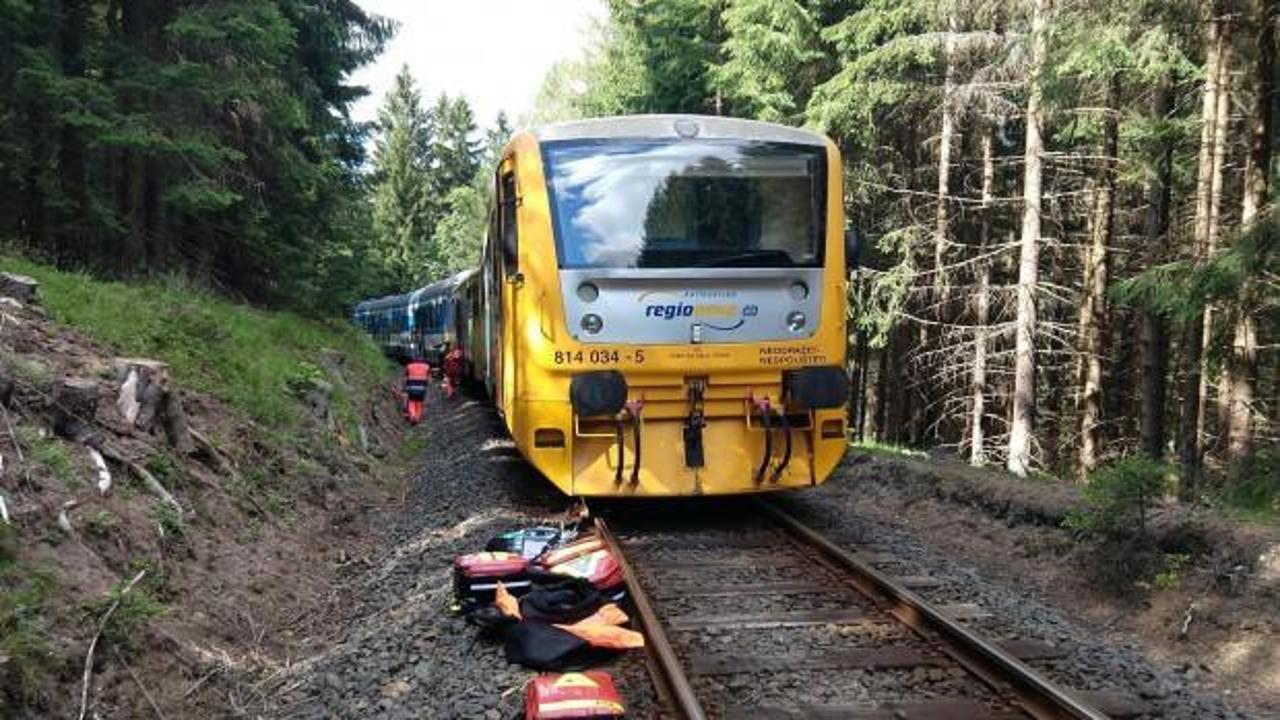 Çekya’da iki yolcu treni kafa kafaya çarpıştı: Ölü ve yaralılar var
