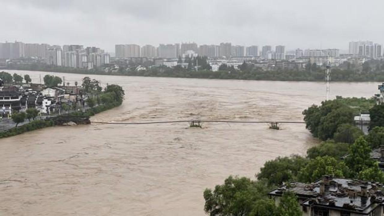 Çin'deki sel faciası 480 yıllık köprüyü yok etti