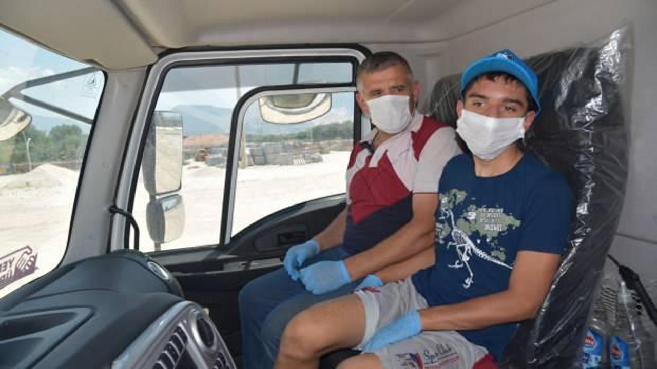 Manisa'da engelli &ccedil;ocuğun '&ccedil;&ouml;p kamyonuna binme' hayali ger&ccedil;eğe d&ouml;n&uuml;şt&uuml;