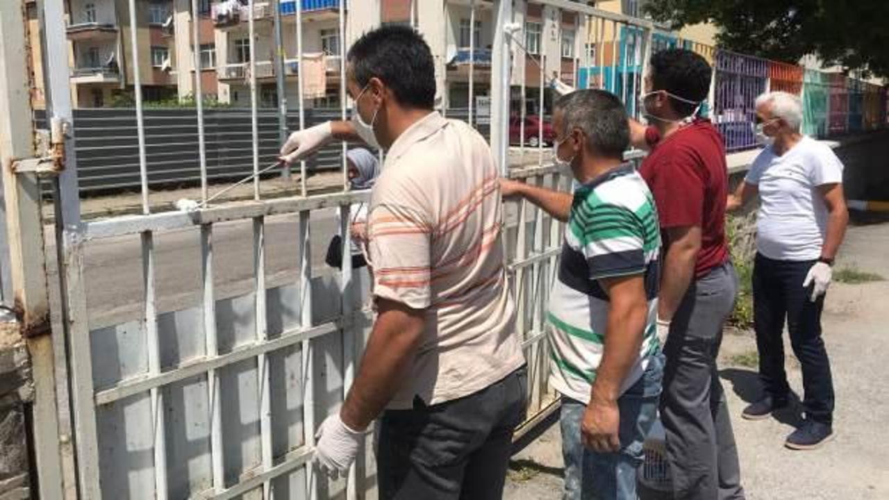 Öğretmenler tulum giydi, okulu boyadı