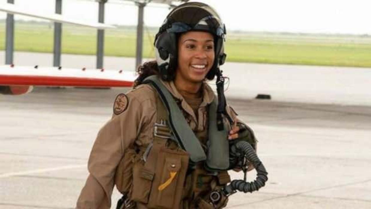ABD'de 110 yıl sonra ilk kez siyahi bir kadın savaş uçağı pilotu oldu