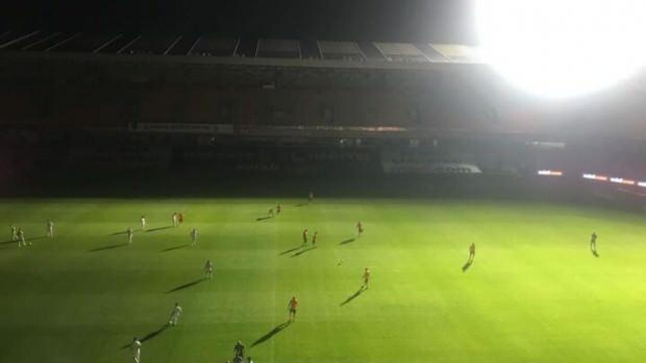 Başakşehir - Kayserispor maçında elektrikler kesildi
