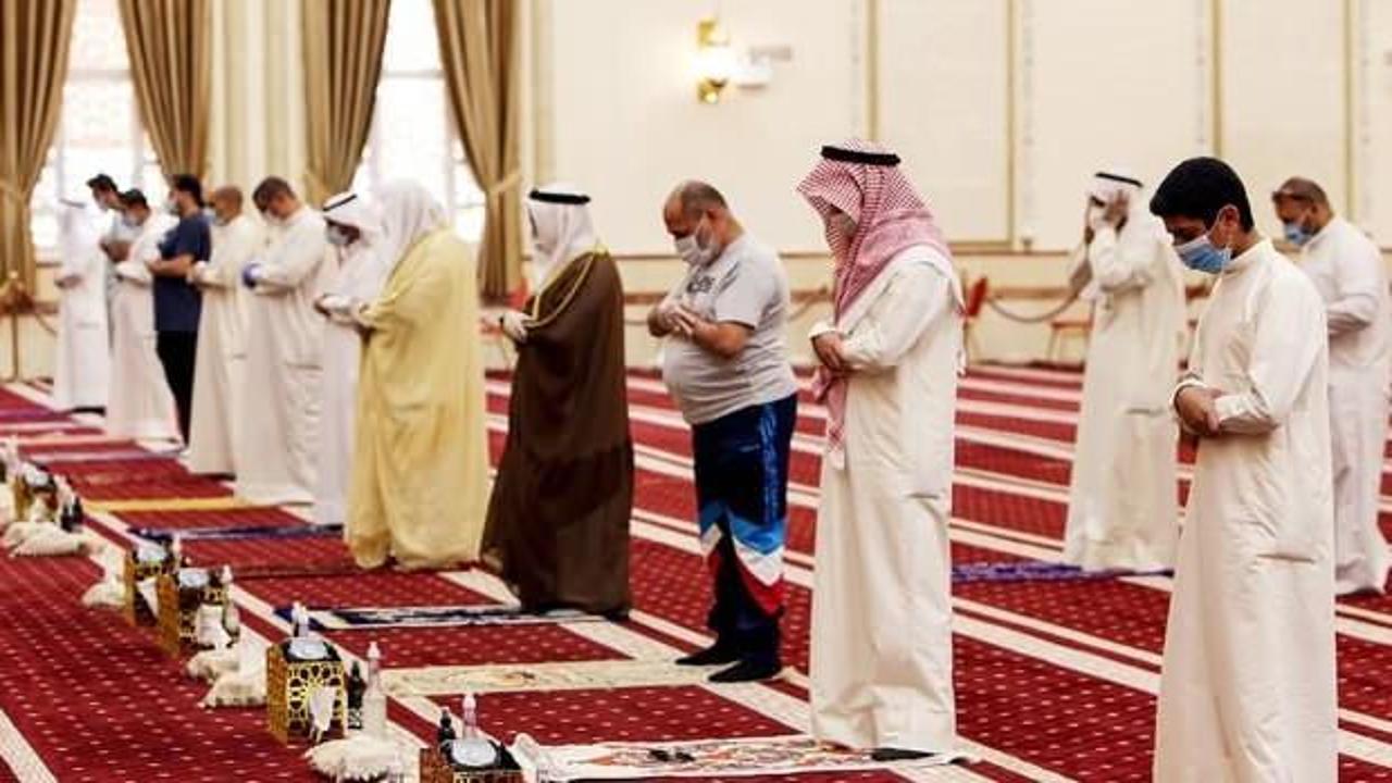 Kuveyt'te 4 ay sonra camilerde ilk cuma namazı kılındı