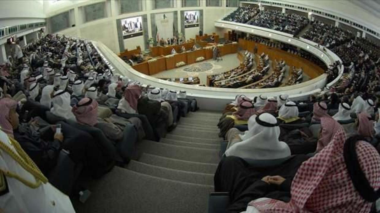 Kuveyt'te hükümete 65 milyar dolar borçlanma izni