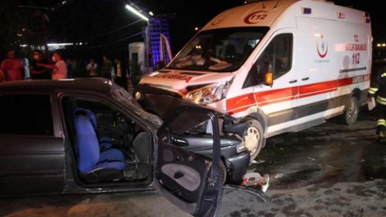 Otomobil, ambulansa çarptı: Ölü ve yaralılar var