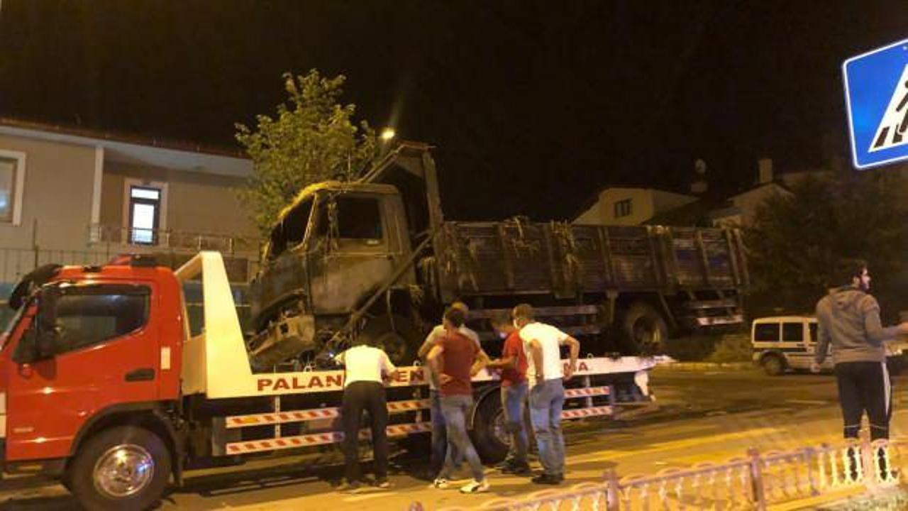 Park halindeki saman yüklü kamyon alev alev yandı