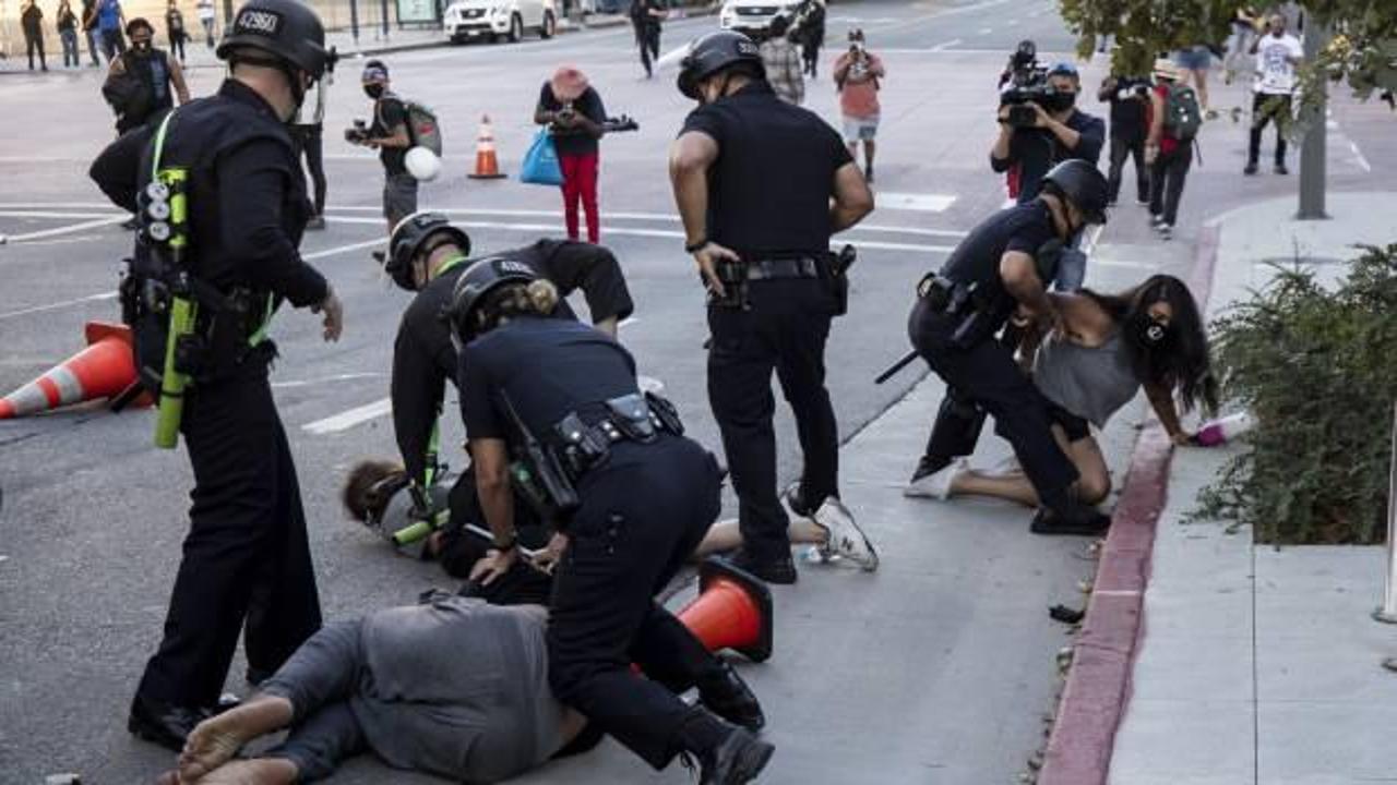 ABD’de gösteriler sürüyor: Bir protestocu polisi yere yıktı