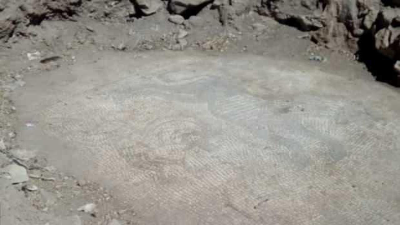 Roma D&ouml;nemi'ne ait mozaikleri s&ouml;kmeye &ccedil;alışırken yakalandılar