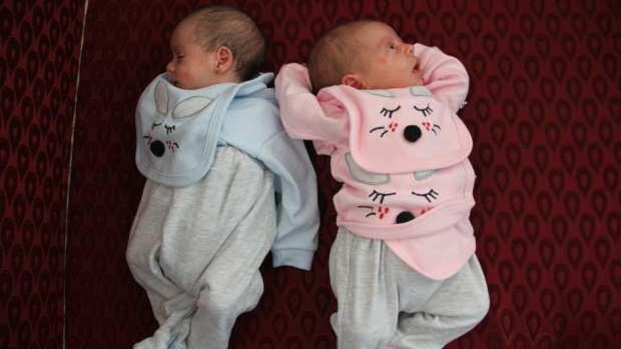 Suriyeli aile ikiz kızlarına "Aya" ve "Sofya" adını verdi