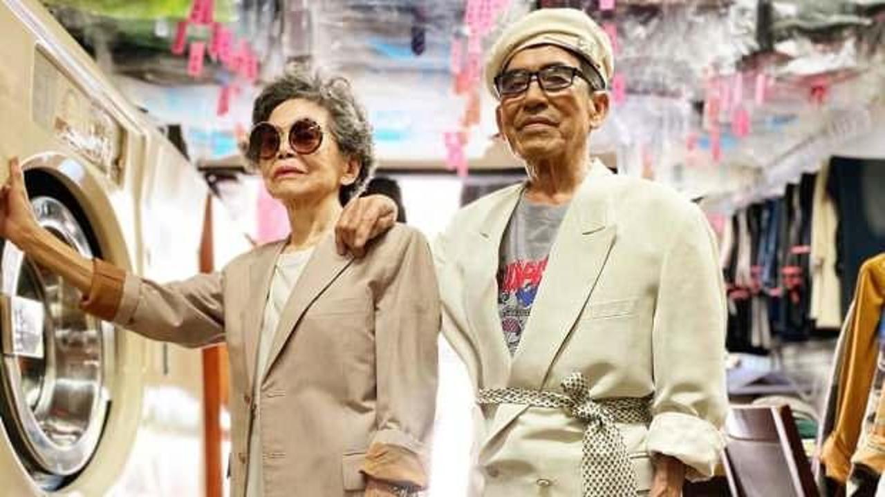 Tayvan’da işlettikleri çamaşırhanede unutulan kıyafetlerle poz veren çift fenomen oldu
