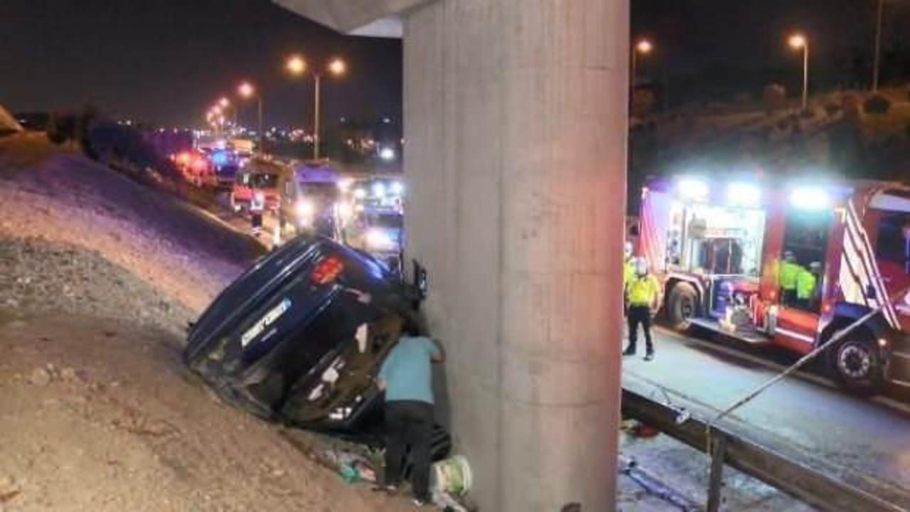 Üst geçitin beton ayağına vuran otomobil hurdaya döndü: 1 ölü, 6 yaralı