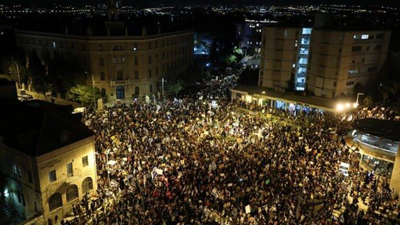Binler meydanı doldurdu! Netanyahu'ya nefret büyüyor