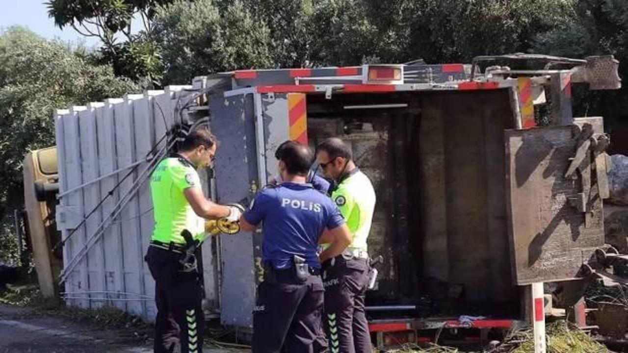 Lastiği patlayan çöp kamyonu devrildi: 3 yaralı