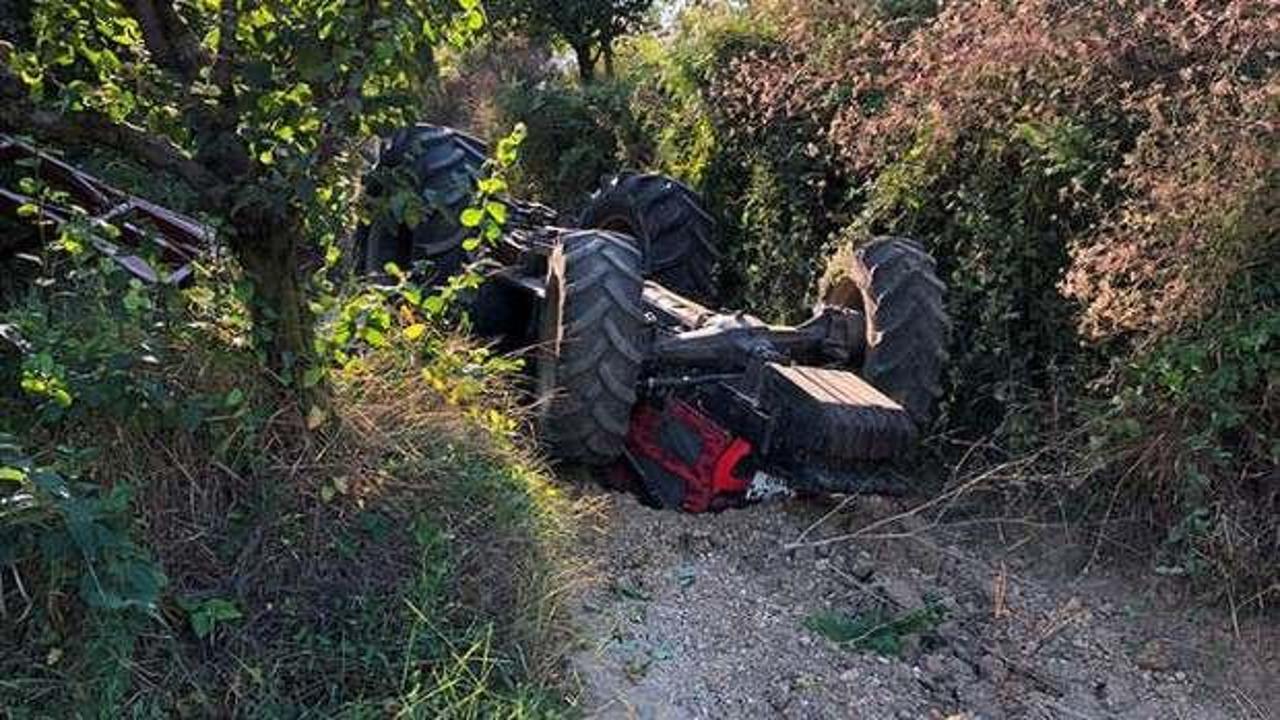 Sakarya'da feci kaza: Baba-oğul traktörün altında kaldı