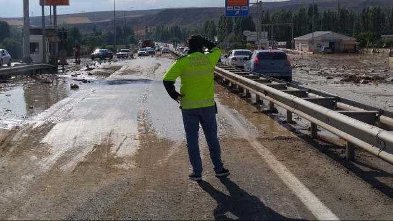 Sivas-Ankara Karayolunda taşkın nedeniyle ulaşım aksadı