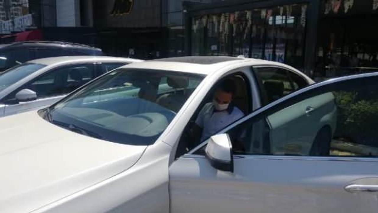Türkiye birincisi öğrencisine otomobilini hediye etti