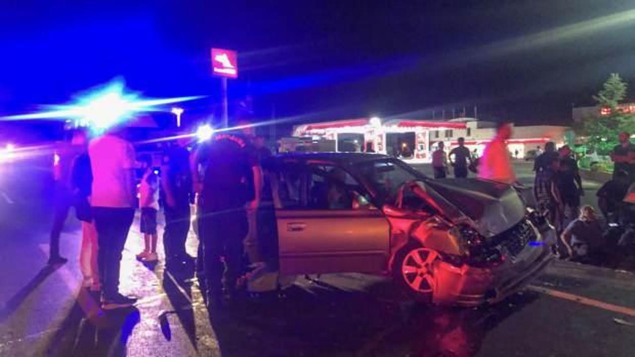 Antalya'da iki otomobil çarpıştı: 8 yaralı