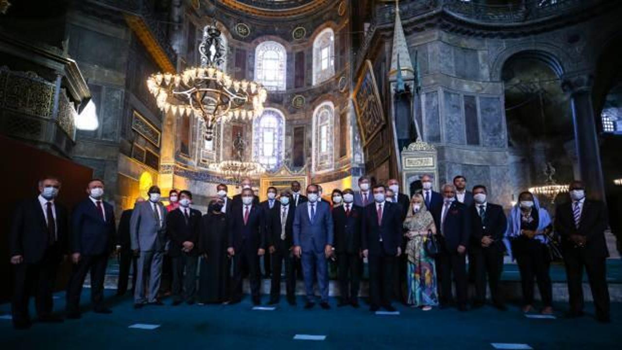 Cumhurbaşkanlığı Sözcüsü Kalın büyükelçilerle Ayasofya-i Kebir Camii'ni ziyaret etti