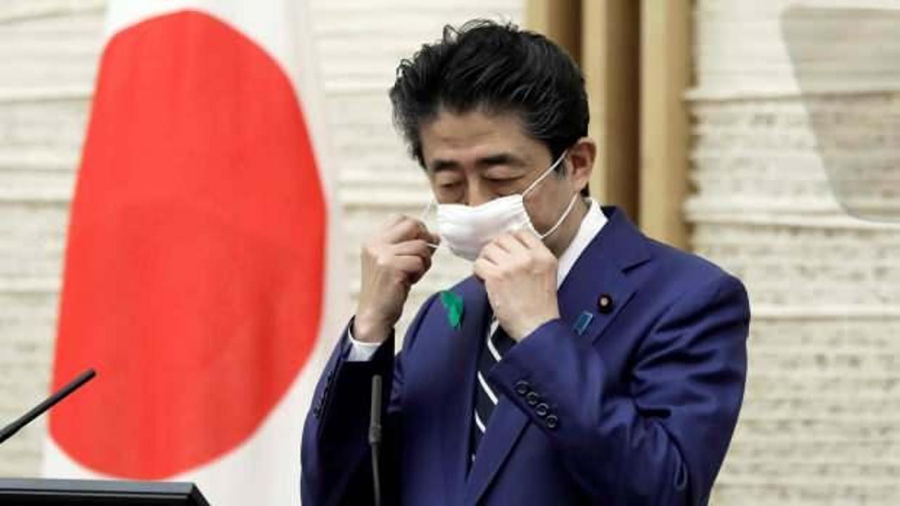 Japonya'da Başbakan Abe hükümetin dağıttığı maskeyi kullanmayı bıraktı