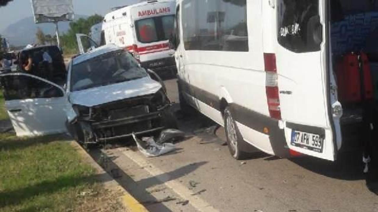 Son dakika haberi: Turistleri taşıyan minibüs kaza yaptı: 1 ölü 10 yaralı